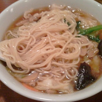 全家福 新館 - 麺は中太ストレート麺です。