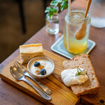 フェテカフェ - 無農薬キャロット シナモンのシフォンケーキ、 JAZZりんごのチーズケーキ