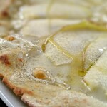 石臼挽き蕎麦香房 山の実 - 季節のピッツア（信州りんごのピッツア）