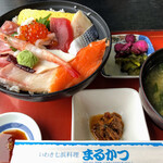 いわき七浜料理 まるかつ - 海鮮丼 1300円