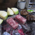 炭火焼肉 てんぐ - 野菜と一緒に焼きます～