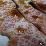 炭火焼肉 てんぐ - 見よ！この刺し加減！！どうです？？