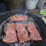 炭火焼肉 てんぐ - 上バラ焼きます。