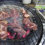 炭火焼肉 てんぐ - 消火してから、ハラミ焼きます～