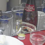 炭火焼肉 てんぐ - 空いたグラスとかは前の窪んだ所に置きます。