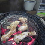 炭火焼肉 てんぐ - 上ミノ焼いてます～