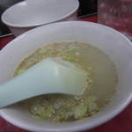 炭火焼肉 てんぐ - で、一緒に出てくるこのスープがめちゃ旨い！