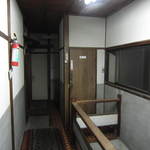 炭火焼肉 てんぐ - トイレは別の建物、めぞん一刻みたいです・・・