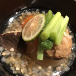 Hatsumi - 汐風プランの煮物。鶏つくねの下は大根あります。餡の中は蕎麦が入ってます。ここにも徳島名産のすだちがスライスされてます。