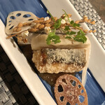 初海 - 汐風プランの揚げ物です。鰆と蓮根チップスと蓮根の煮物です。米粉で揚げた鰆は米粉特有のカリッとパリパリ感とさっぱりした感じと良く合います。ちなみに稲穂は飾りです。