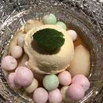 初海 - 汐風プランのデザート。バニラアイスと徳島県名物の梨で、黒蜜と良く合います。丸いのは花嫁菓子と言って、花嫁がご近所に挨拶回りするのに贈るとても縁起の良いお菓子だそうです。（餅米と砂糖で作られています。）