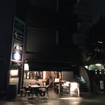 タパス＆タパス - 夜の店舗遠景