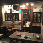 タパス＆タパス - 夜の店舗入口　手前にはテラス席が３卓あります