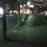 タパス＆タパス - お店の前の通称「いらか道」　用賀駅前から砧公園まで続き、路面に百人一首が順番に彫られています