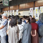 出町ふたば - 6列で約100人ほど並んでます。