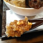 春日庵 - 黒蜜きな粉わらび餅…中にはクルミが入っています