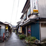 思いつきの店 - 思いつきの店　店舗から東方向に伸びる路地☆