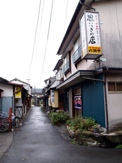 Omoitsukinomise - 思いつきの店　店舗から東方向に伸びる路地☆