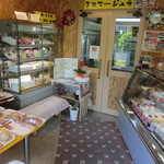 フロマージュウ - キャラクターの写真がいっぱい貼ってあるかわいいお店です。