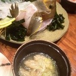 雑魚屋 - 刺身盛り合わせとせせりスープ