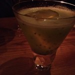 Bar Amber - キウイのミクソロジーカクテル。季節によって、旬なフルーツも変わるのでその日その日で違ったモノが頂けるのも楽しみです♡