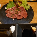 下町焼鳥 我が家 - 低温加熱処理した牛レバ刺し。