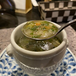 Shokusai Hanakiraku - スープは具沢山で熱々で美味しい〜