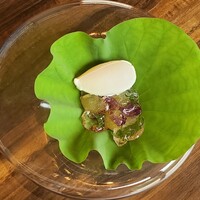 アコルドゥ - 甲州葡萄のジュレと蓮のもとに願う人