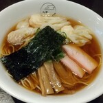 八雲 - 特製ワンタン麺ハーフ黒だし