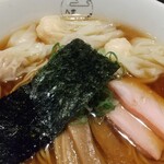 八雲 - 特製ワンタン麺ハーフ黒だしアップ