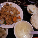 龍府 - 鶏肉とカシューナッツ炒め(850円)