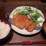 炭火串焼・本格もつ鍋 鶏奉行 - [ランチ] 日替わり定食（大きなトンカツ）