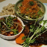 キッチンビッキー - チキンのトマト煮込みとメンチカツの日替わりランチ（７８０円）、メンチのソースは最高でした。