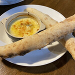 ピザ&グリル カマローネ - 「釜焼きクアトロチーズ」800円税込み