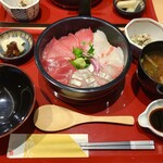 近畿大学水産研究所 はなれ グランスタ東京店 - マグロの赤身、中トロ、シマアジ、マダイ、最高か！