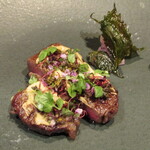 クーリエール - 和牛サーロインのロースト/マイクロ青紫蘇、穂紫蘇、紅蓼、椎茸醤油で漬けた紫蘇の実/紫蘇のジュースでマリネしたカブ/すりおろした発酵させたみょうがとワサビのピクルス/ガリパウダーを混ぜたマスタード/大葉のチップス/発酵アボカドのワカモレ（メキシカンソース）