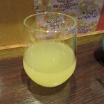 クーリエール - リンデンティーと発酵した玉ねぎの皮とグレープフルーツジュースとカモミールのノンアルコールカクテル