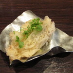 クーリエール - アップルビネガーでマリネしてからヴァルデオン（楓の葉で包んで熟成させたブルーチーズ）を詰めて湯葉で包んだ白イチジクのベニエ/イチジクの葉のオイルで作ったビネグレット（フレンチドレッシング）/マイクロセロリ