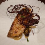 クーリエール - 甘鯛のポワレ/茄子のマリネと焼き茄子ソースとパウダー/黒ニンニクのバーニャカウダ/揚げたシャドークイーン（ジャガイモ）/ボリジ（ハーブ）