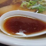 名もないラーメン屋 - 豚骨の旨味とラードの円やかさが印象的な正油スープ