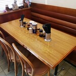 一番大きなテーブル席。