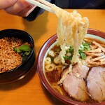 らーめん山家 - 醤油ら〜めん(平打ち手もみ麺)