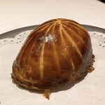 ラチュレ - オマールのパイ包み焼き：真ん中にオマールエビ胴体、四隅には爪の肉が、その周りにオマールと帆立貝のムース。 