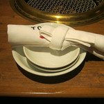 Yakiniku Toraji - 取り皿とエプロンです。