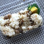 岩瀬惣菜店 - ◆かしわおにぎり(2個：220円）・・持ち運んでいる内に「おにぎり」の形が崩れてしまいました。(^_^; 鶏皮が多めでチト鶏肉も硬いかな。お味は普通。