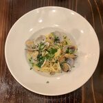 Osteria Oliva Nera a TOKYO - ボンゴレビアンコ オリーヴパウダーがけスパゲッティーニ ¥1,350