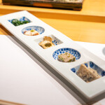 h Sushi Fukuju - つるむらさきのポン酢かけ 蛸の桜煮 煮鮑 蟹味噌、下足、生海苔寄せ 蓮根の胡麻和え