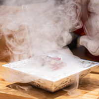 鮨 ふくじゅ - 鰹の漬け、胡桃のチップの瞬間スモーク