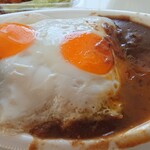 カレーハウス ブー - 目玉焼きの下に御飯。カレーも少しかかってます！