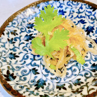 CINA New Modern Chinese - 細切りクラゲとパクチーの和え物